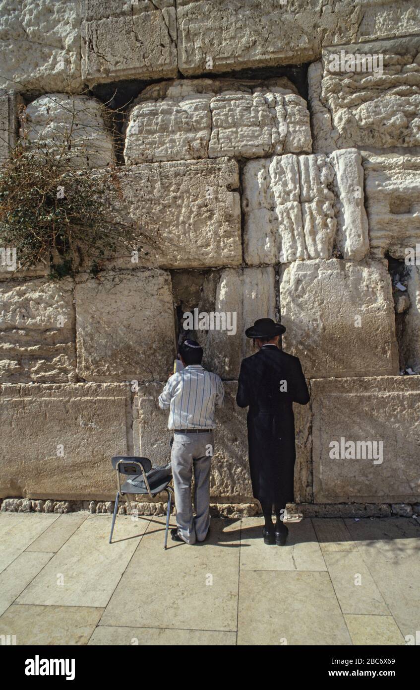 Gli ebrei pregano presso il Muro del Pianto, Gerusalemme, Città Vecchia, Israele Foto Stock