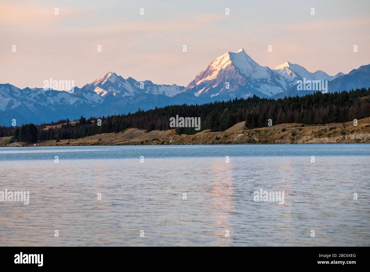 Lago Pukaki e vista verso Mount Cook, Canterbury, South Island, Nuova Zelanda Foto Stock