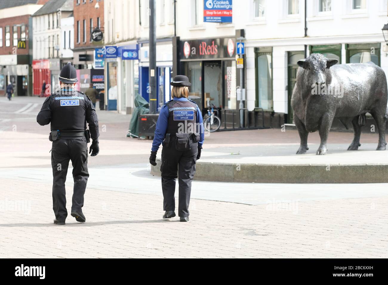 Hereford, Herefordshire UK - Venerdì 3rd Aprile 2020 - poliziotti pattugliano le strade vuote di blocco Hereford centro città dominato dalla statua di un pedigree hereford bull durante la crisi di Coronavirus Covid-19 - Foto Steven maggio / Alamy Live News Foto Stock