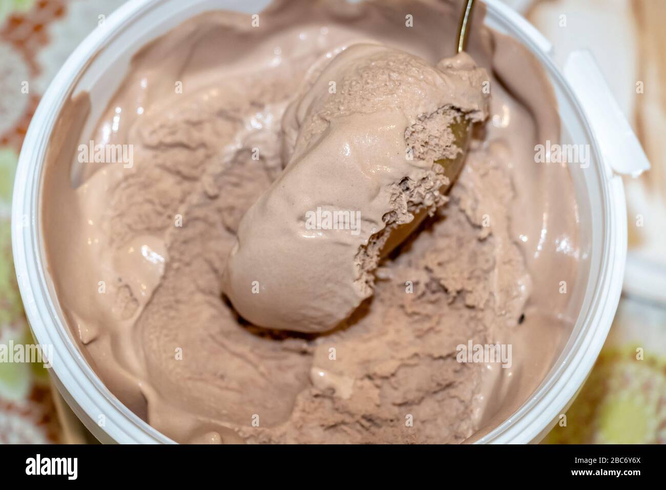 Primo piano del gelato al cioccolato in una tazza. Foto Stock