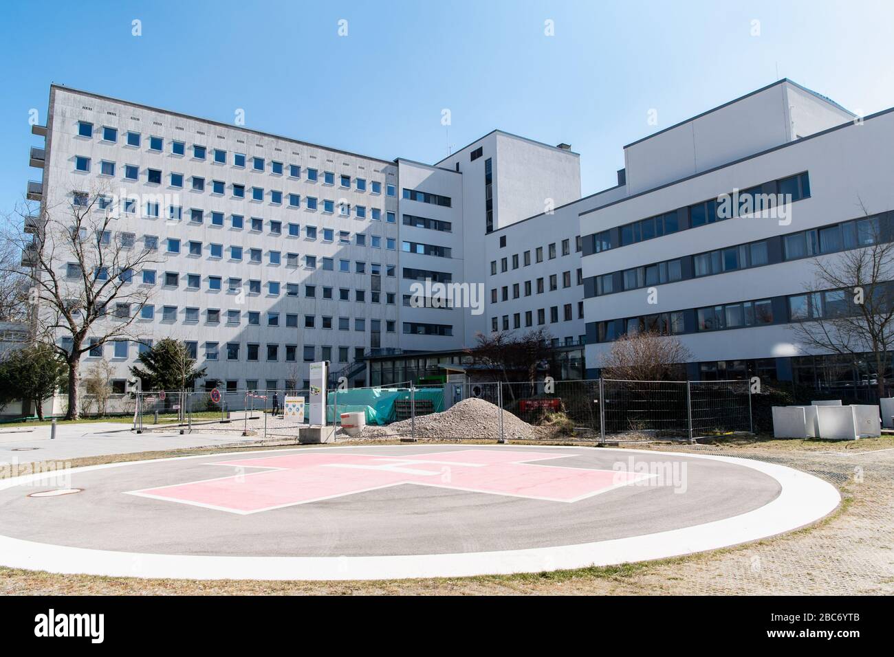 Monaco, Germania. 02nd Apr, 2020. Di fronte all'Helios Klinikum München West si trova un'area di atterraggio per elicotteri. L'ospedale di Pasing arresta tutte le ammissioni, i trasferimenti e le scariche ambulatoriali a causa di un gran numero di infezioni corona tra pazienti e personale. Credito: Matthias Balk/dpa/Alamy Live News Foto Stock