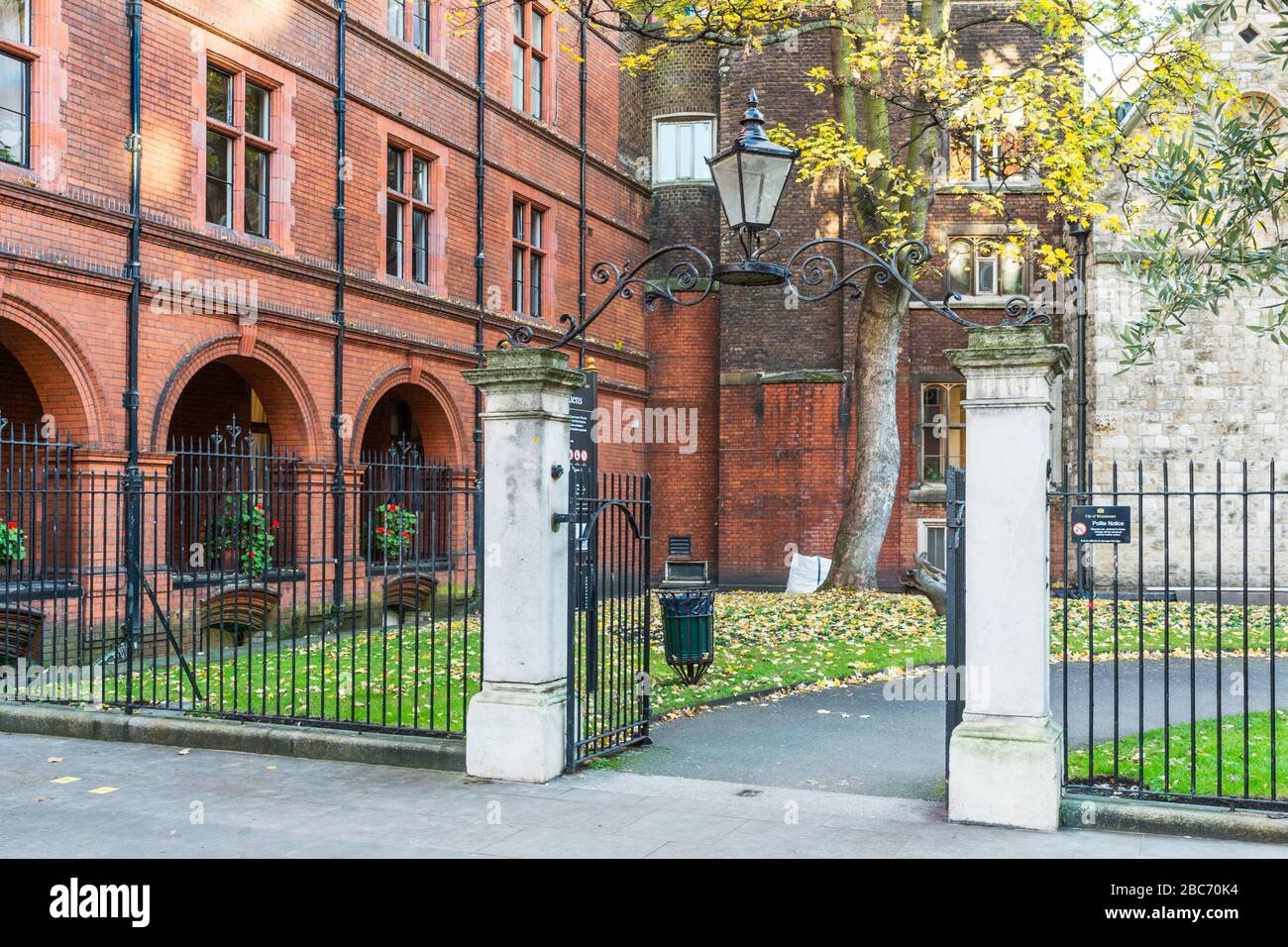 Ingresso a Mount Street Gardens, un giardino pubblico nel quartiere Mayfair di Londra, Regno Unito. Foto Stock