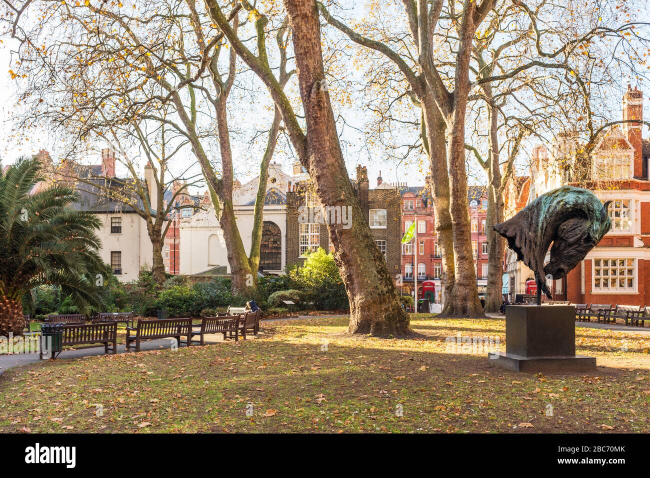 Mount Street Gardens (1889) è un giardino pubblico situato nel quartiere Mayfair di Londra. Foto Stock