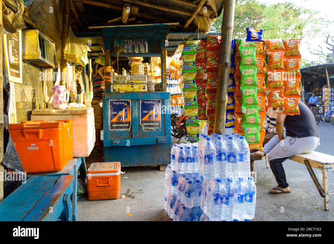 Un tradizionale imballaggio indiano cibo e bevande Stall mercato mostra bottiglia d'acqua, bottiglia di bevanda fredda, patata chip, bevande confezionate in strada città Stree Foto Stock