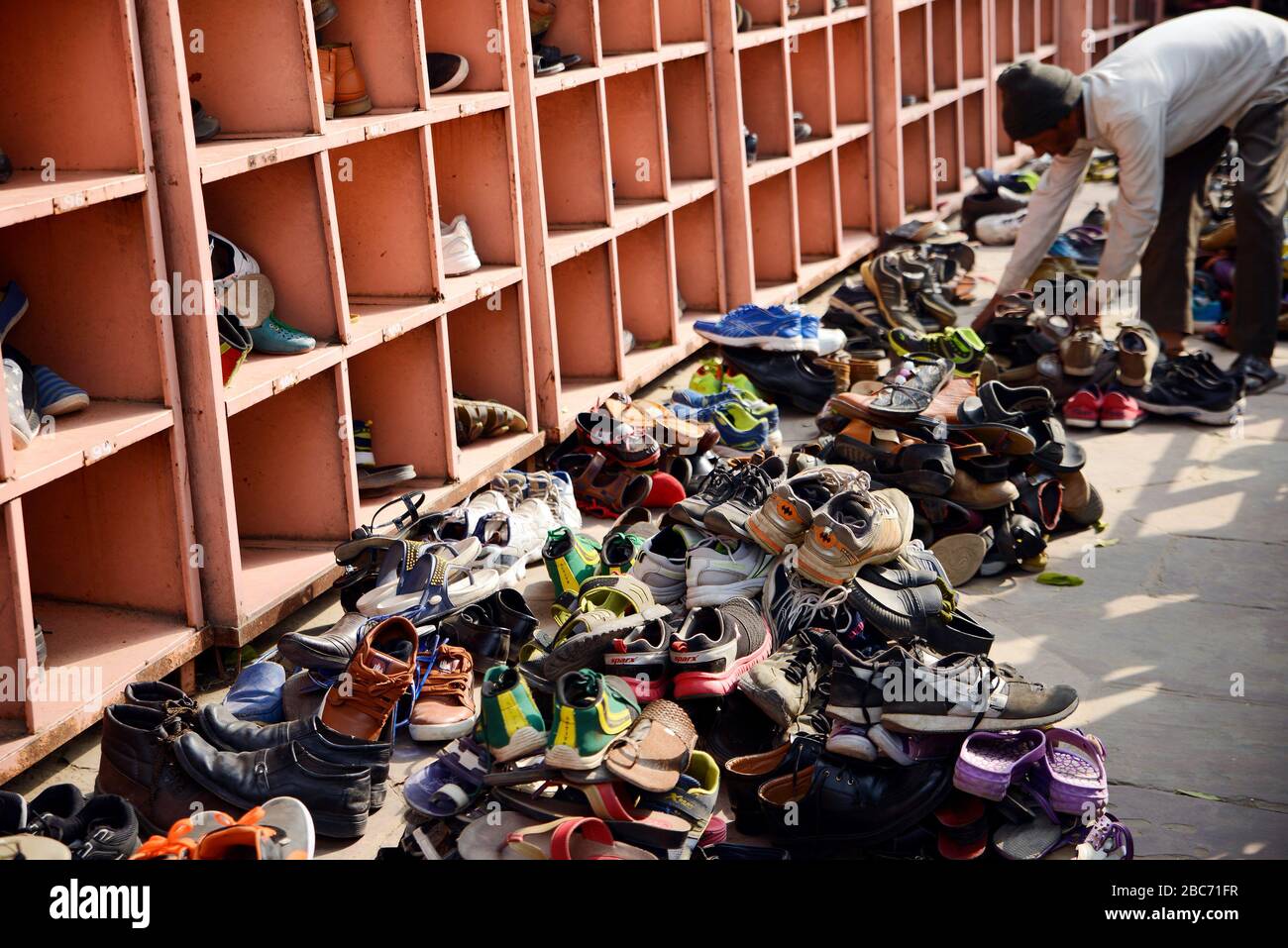 Scarpe sparse fuori dal lato del tempio Foto Stock