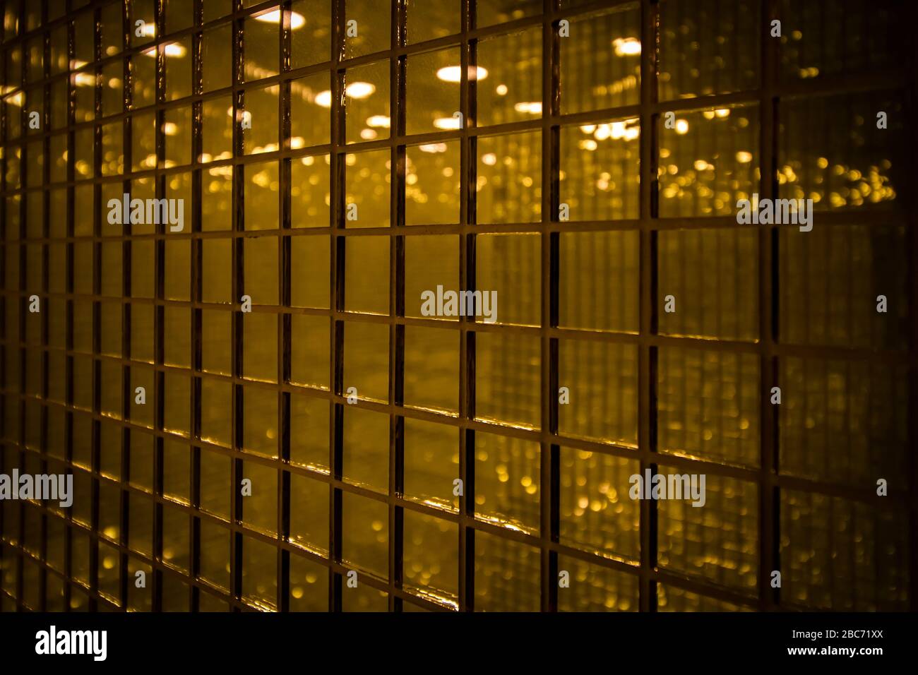 Un frammento di una stanza a specchio come attrazione. Foto Stock