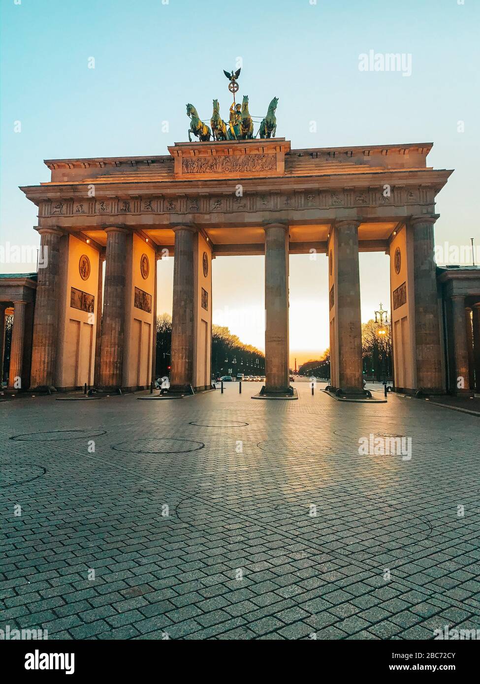 Vista su una piazza vuota alla porta di Brandenburger durante il Covid-19 a Berlino, Germania Foto Stock