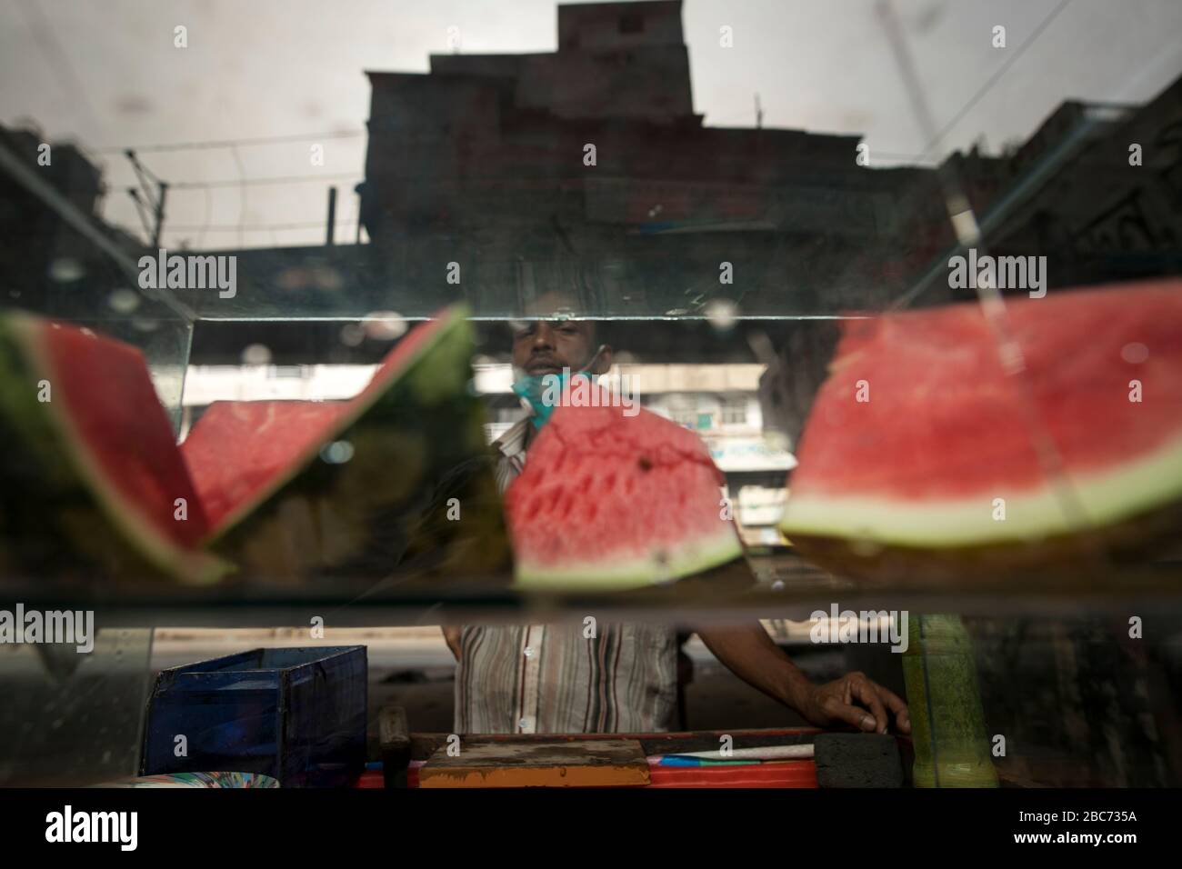 DHAKA, BANGLADESH - APRILE 03: Un falco vende cibo per strada durante la chiusura a chiave imposta dal governo come misura preventiva contro il coronaviru COVID-19 Foto Stock