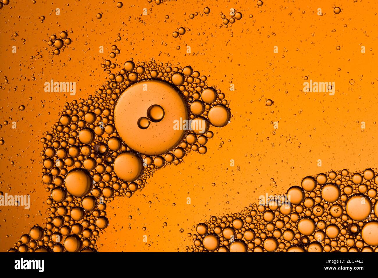 Bolle in acqua olio, bello sfondo astratto. Astratto sfondo giallo bolle d'acqua Foto Stock