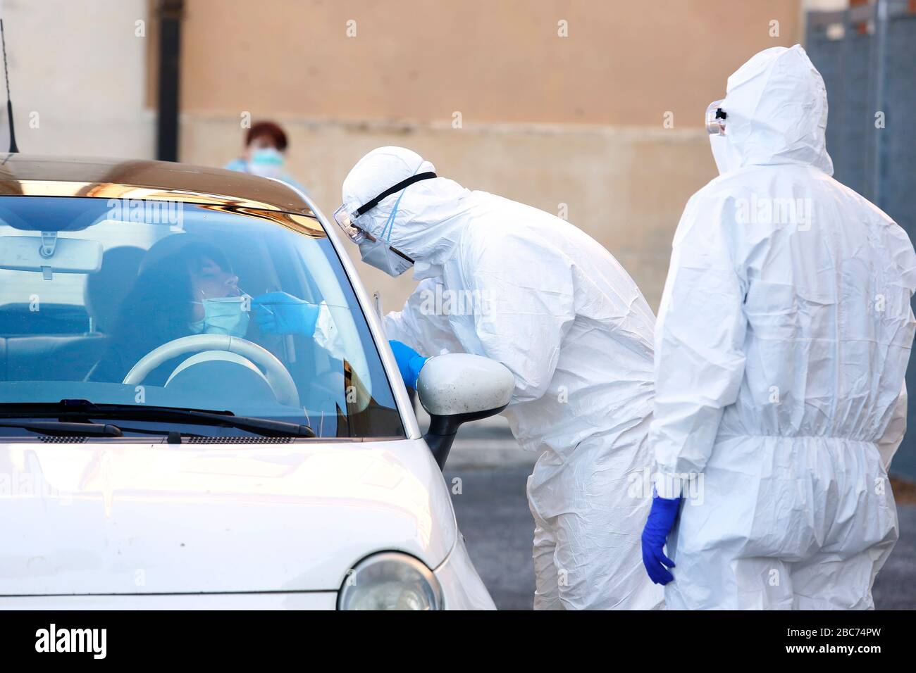 Roma, Italia. 03rd Apr, 2020. Roma, Italia. 3rd Apr 2020.. Santa Maria della Pietà'. Coronavirus emergenza. A causa della diffusione del virus Covid-19, l'Italia ha avviato una nuova procedura, un tampone faringeo e nasale COVID-19 drive-through per testare la possibile positività all'infezione. Nelle foto, medici che testano medici e infermieri dell'ospedale San Filippo Neri. Foto Samantha Zucchi credito: Insidefoto srl/Alamy Live News Credit: Insidefoto srl/Alamy Live News Foto Stock