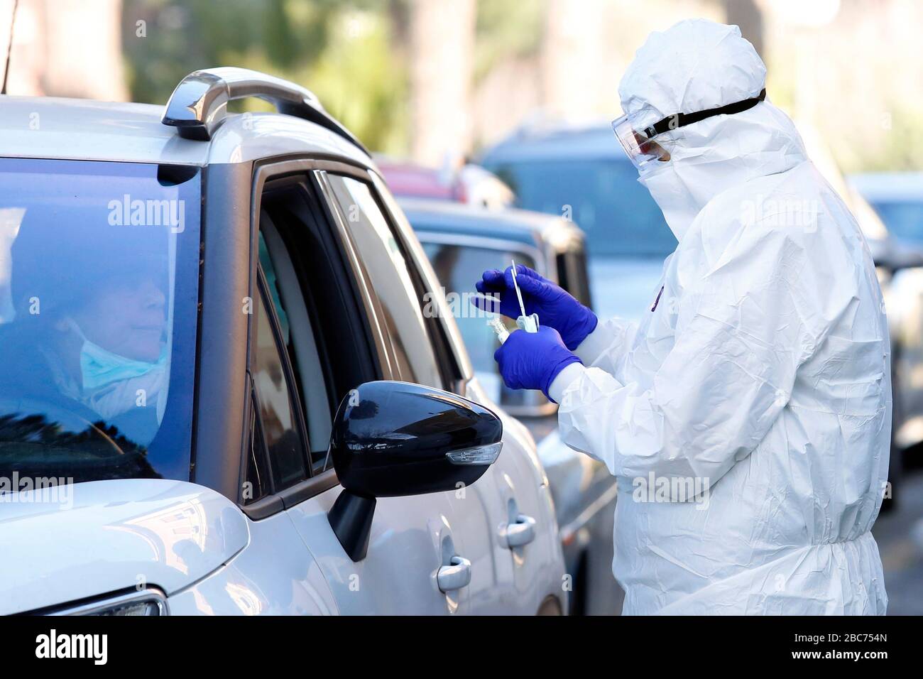 Roma, Italia. 03rd Apr, 2020. Roma, Italia. 3rd Apr 2020.. Santa Maria della Pietà'. Coronavirus emergenza. A causa della diffusione del virus Covid-19, l'Italia ha avviato una nuova procedura, un tampone faringeo e nasale COVID-19 drive-through per testare la possibile positività all'infezione. Nelle foto, medici che testano medici e infermieri dell'ospedale San Filippo Neri. Foto Samantha Zucchi credito: Insidefoto srl/Alamy Live News Credit: Insidefoto srl/Alamy Live News Foto Stock