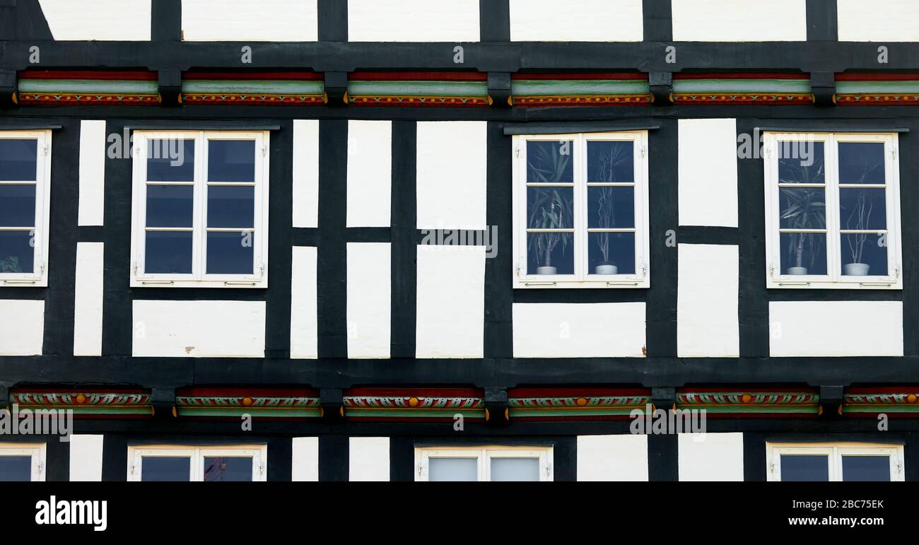 Sezione di una casa a graticcio con travi nere e finestre a incasso Foto Stock