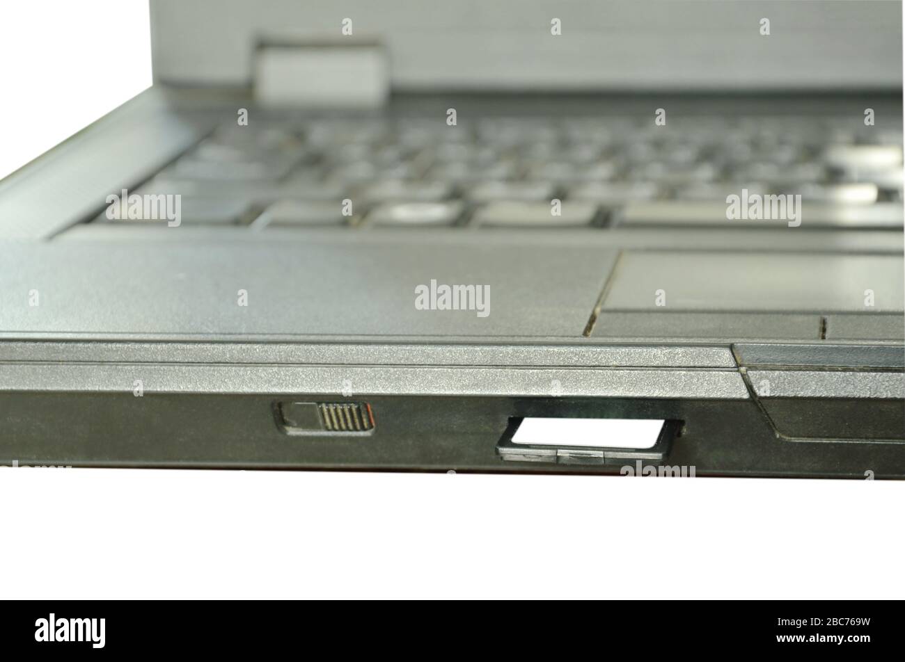 Scheda SD inserita nel lettore multimediale del notebook Foto Stock