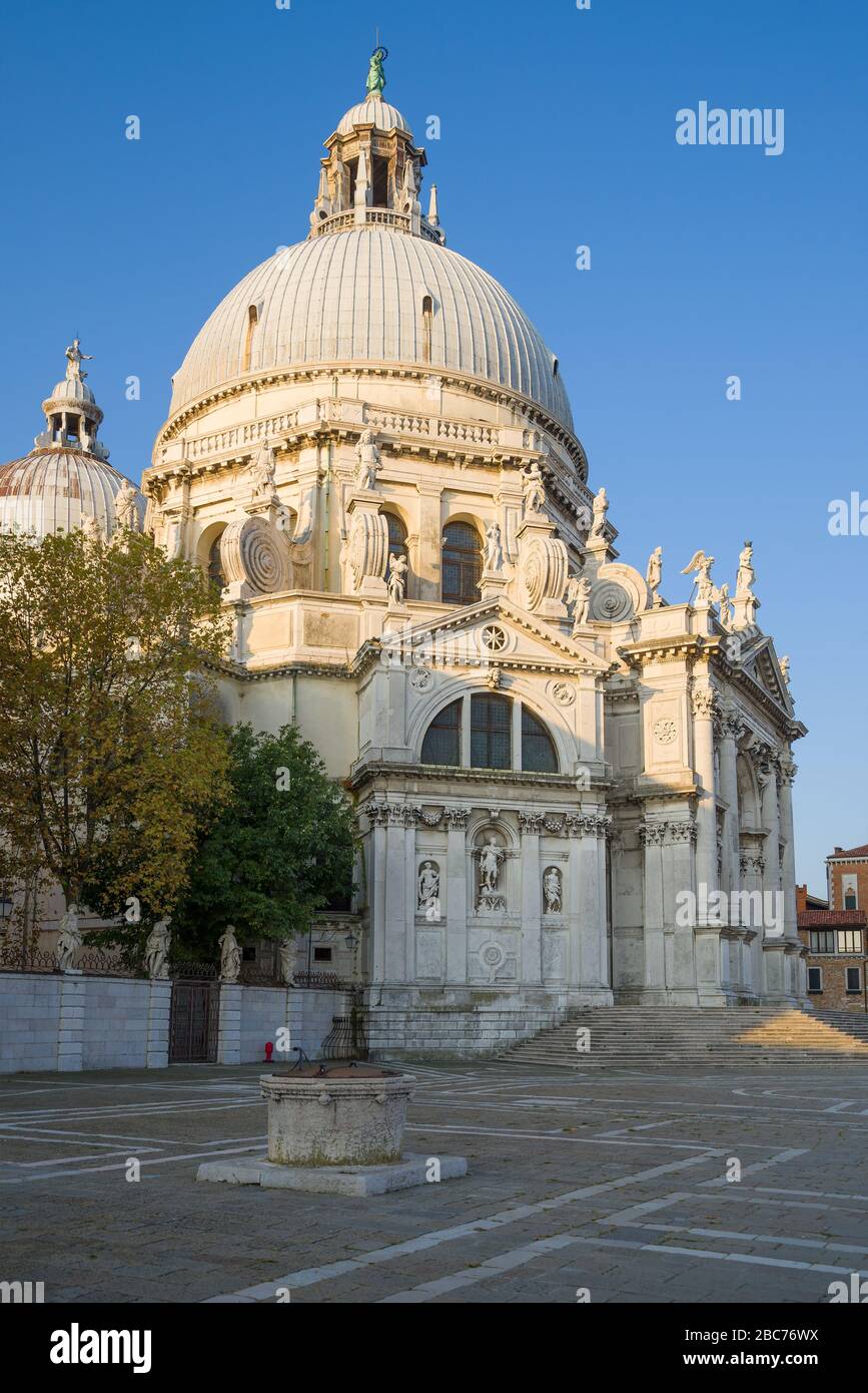 Basilica di Santa Maria della Salute primo piano in una giornata di sole. Venezia, Italia Foto Stock