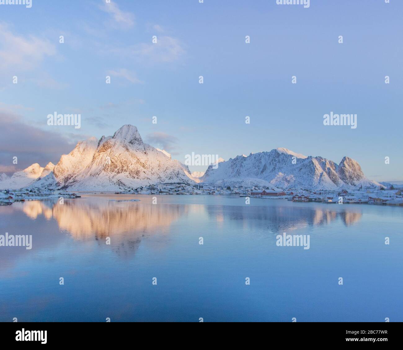 Montagne innevate a Reine - Norvegia in inverno Foto Stock