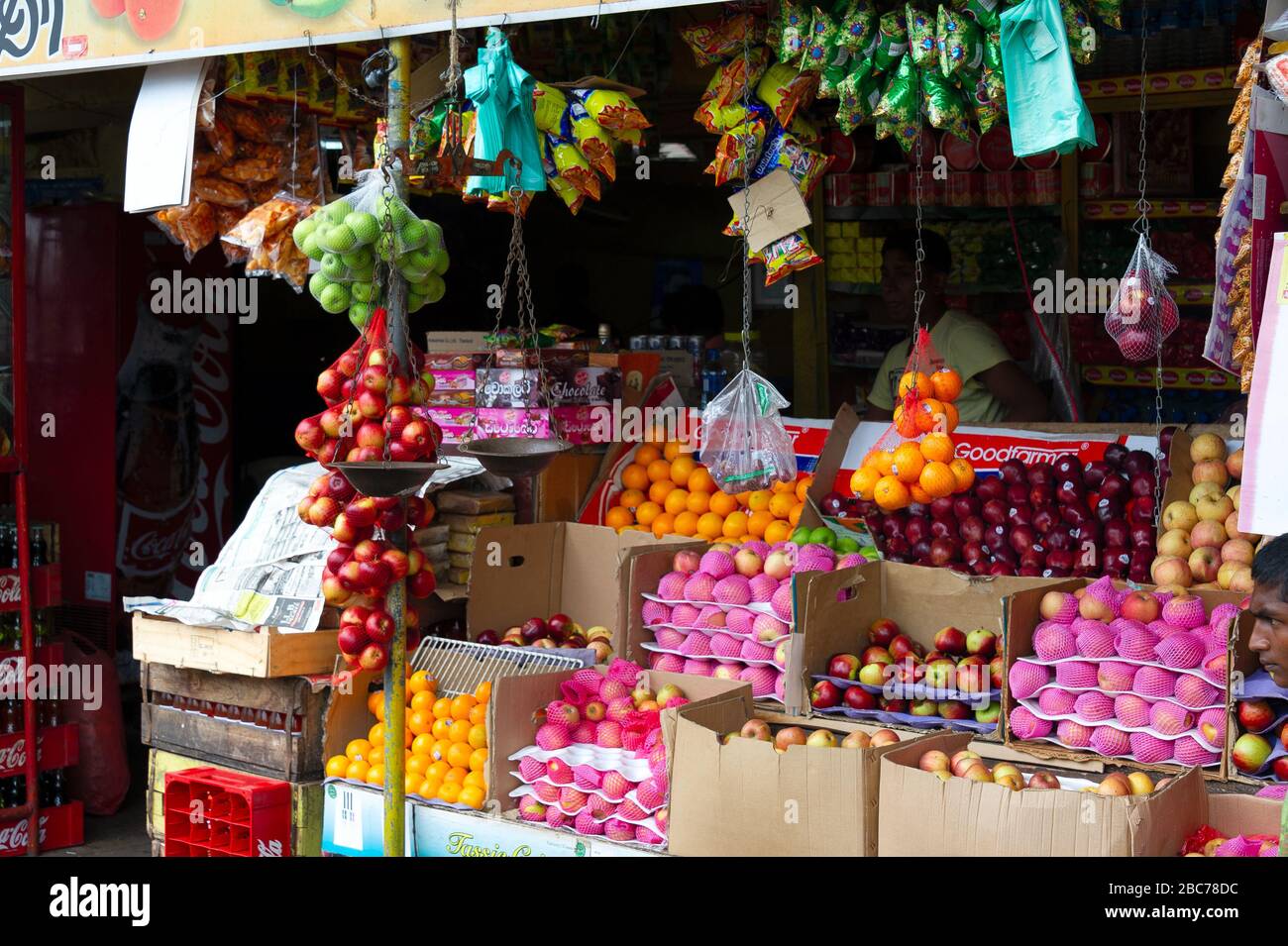 Colombo, Sri Lanka - Luglio 2011: Il mercato di Pettah vicino alla stazione ferroviaria è anche noto come Manning mercato Foto Stock