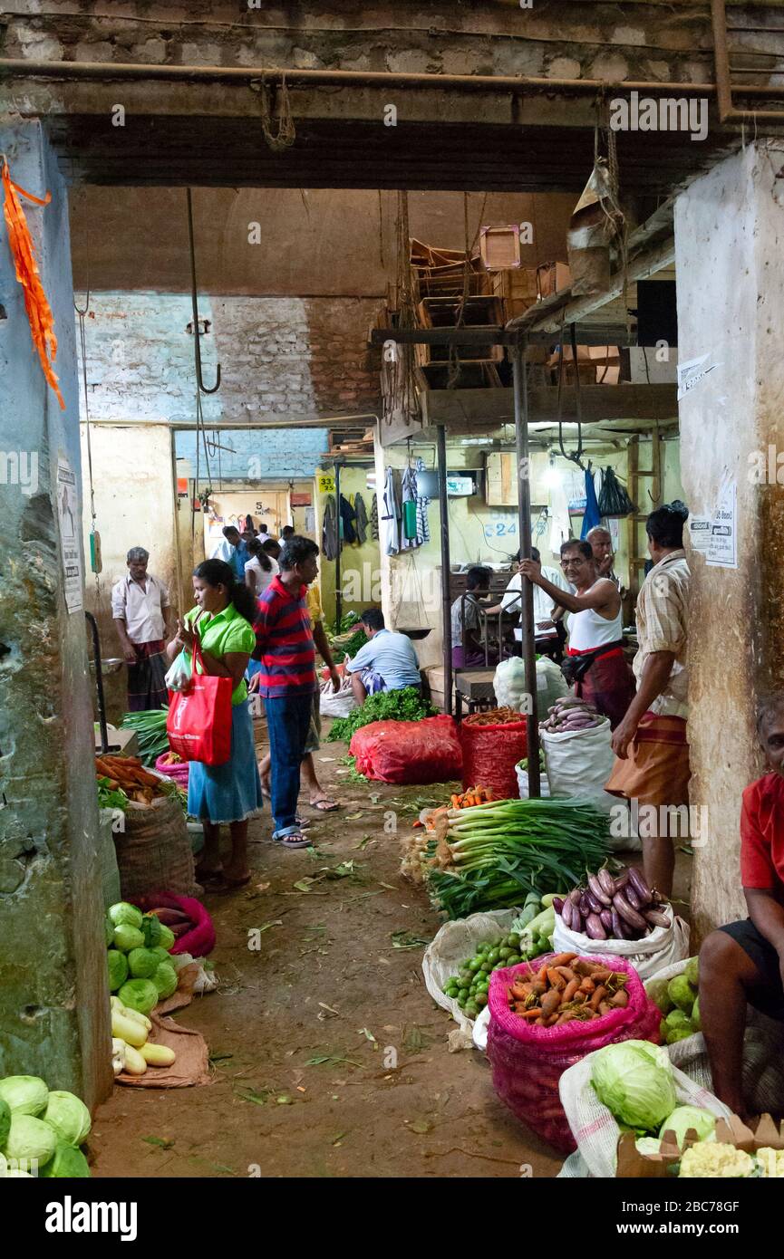 Colombo, Sri Lanka - Luglio 2011: Il mercato di Pettah vicino alla stazione ferroviaria è anche noto come Manning mercato Foto Stock