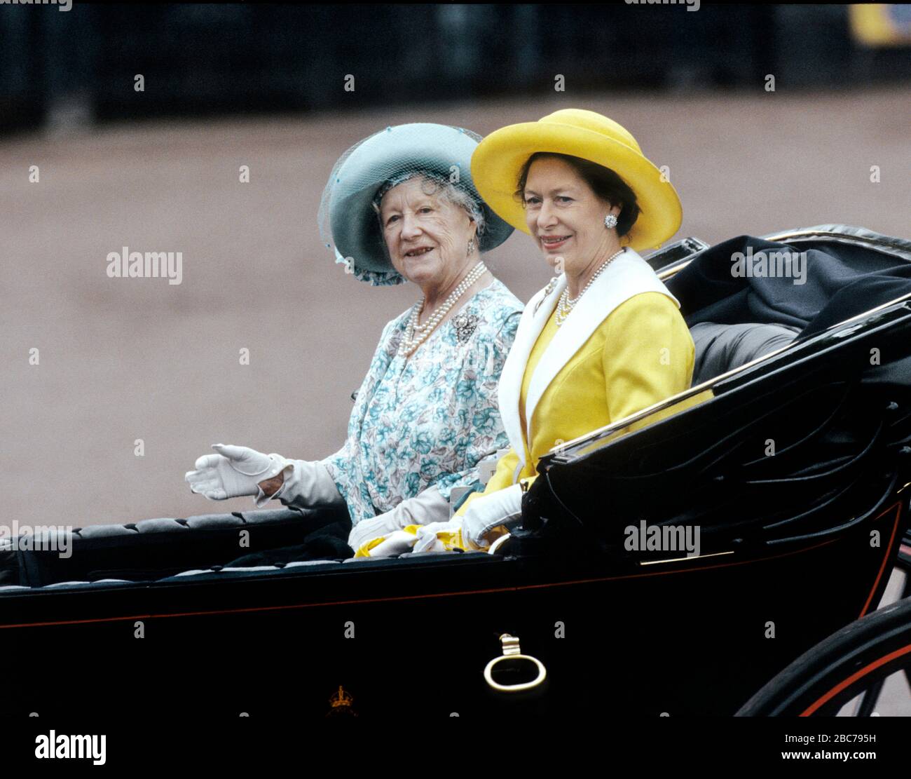 HM Queen Elizabeth, la Regina Madre e la Principessa Margaret cavalcano  lungo il Mall durante la cerimonia del colore, Londra, Inghilterra 19  giugno Foto stock - Alamy