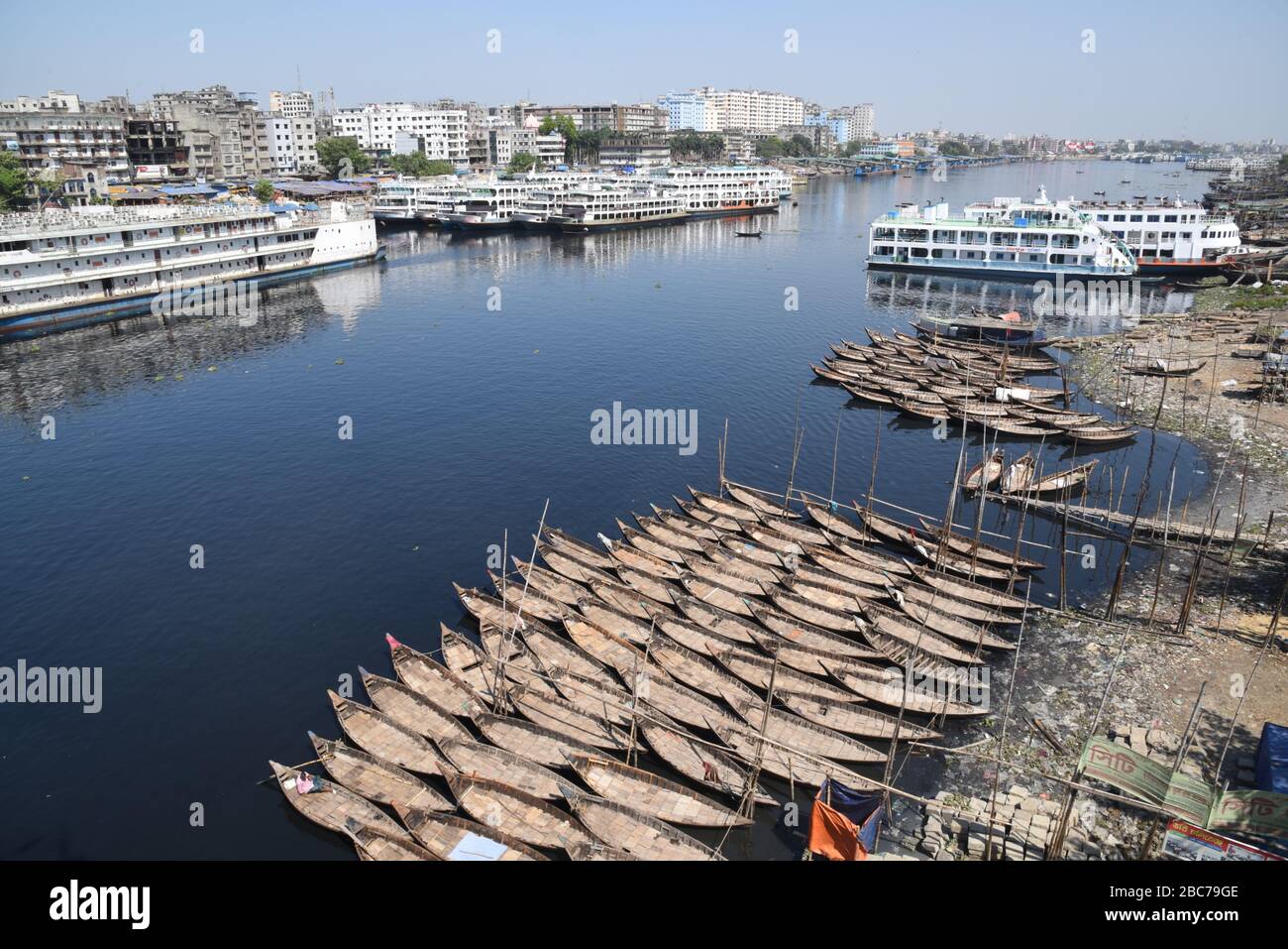 Le barche sono visti parchi sulla riva del fiume Buriganga seguendo l'ordine delle autorità di chiudere in mezzo alle preoccupazioni di pandemia di coronavirus a Dhaka, Bang Foto Stock