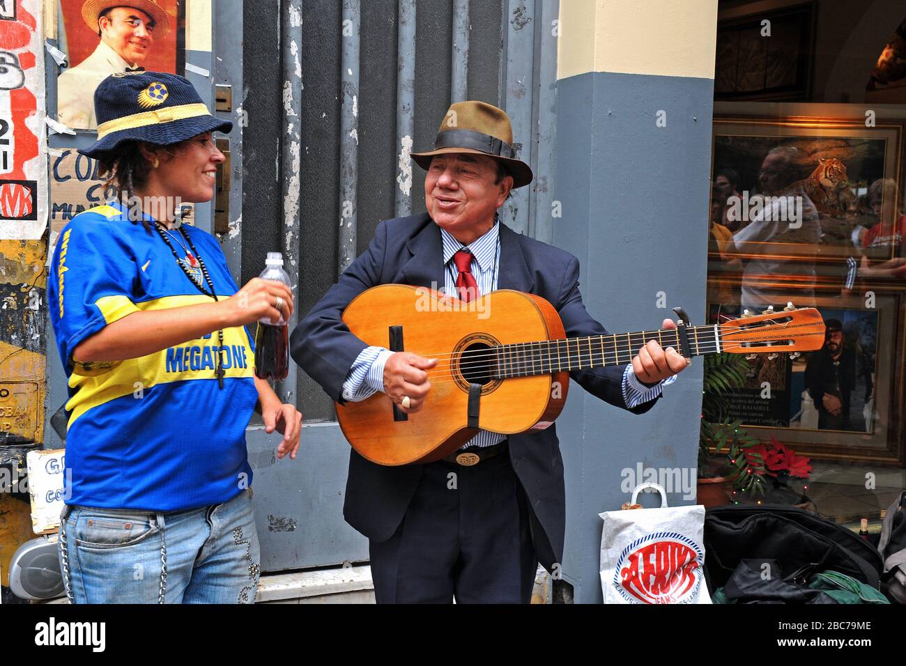 Buenos Aires/ Argentina: Il chitarrista 'El Gardelito' con un fan nel quartiere di San Telmo Foto Stock
