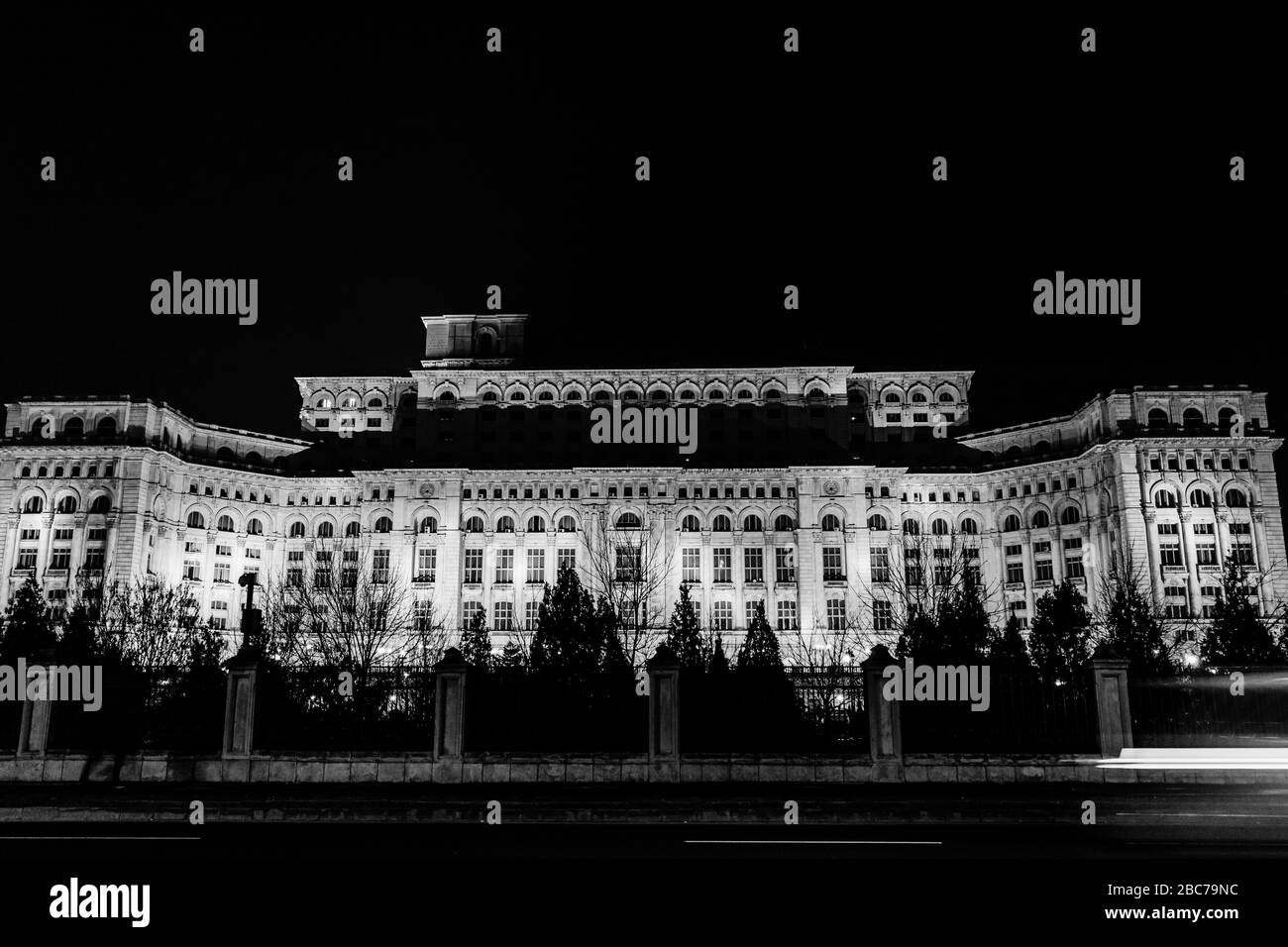 BW foto del famoso Palazzo del Parlamento (Palatul Parlamentului) a Bucarest, capitale della Romania Foto Stock