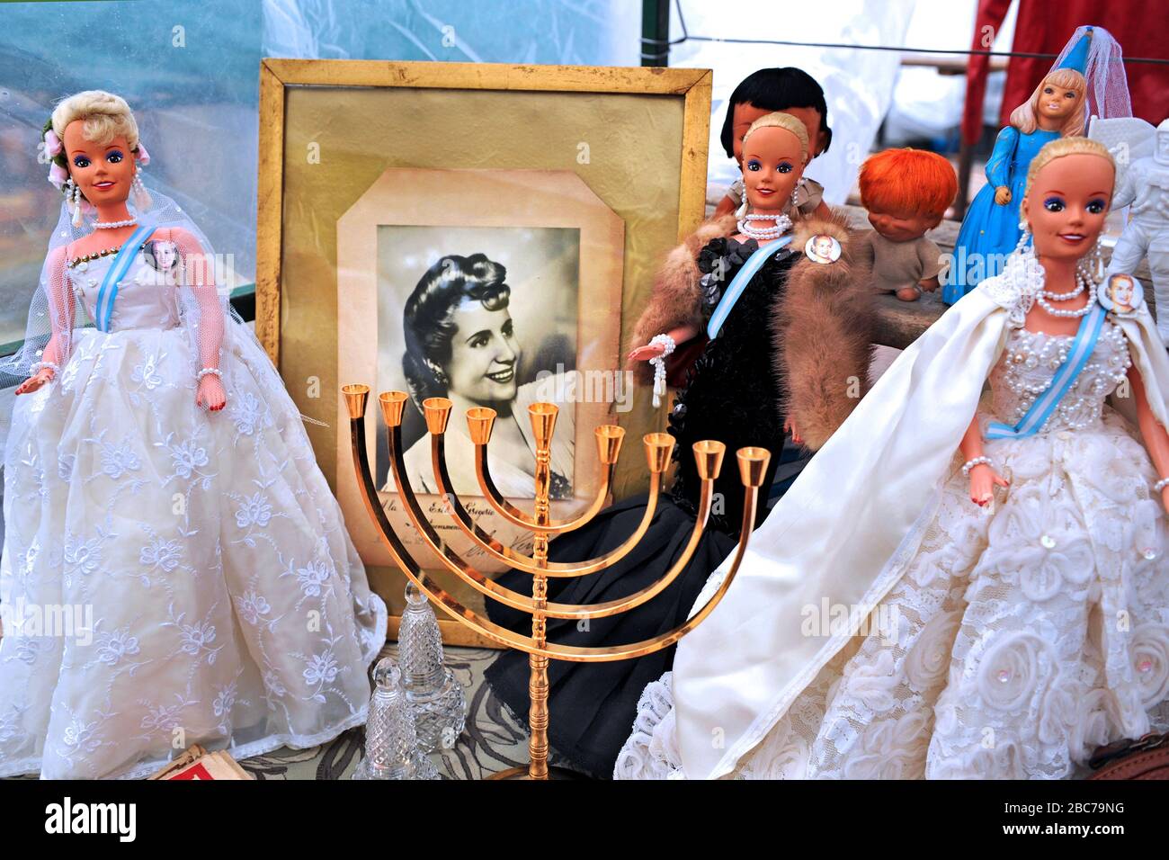 Buenos Aires/Argentina: Bambole EVA Peron e ritratto in un mercato delle pulci a San Telmo Foto Stock