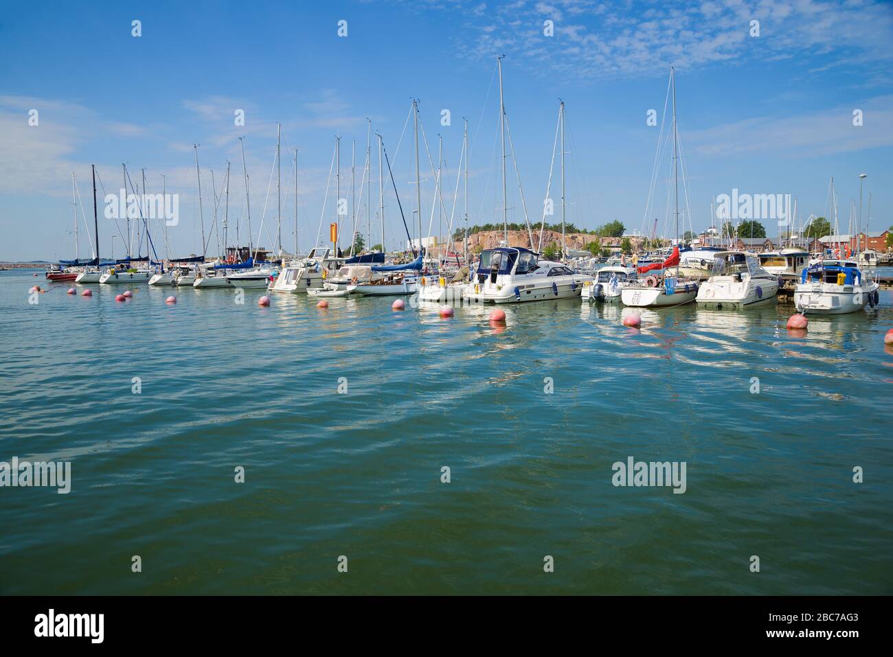 HANKO, FINLANDIA - 14 LUGLIO 2018: Giornata di sole nel porto turistico della città Foto Stock