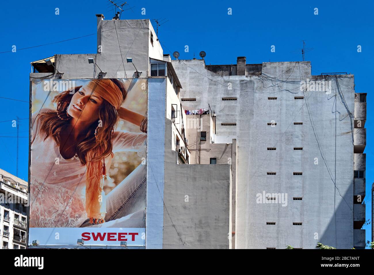 Buenos Aires/Argentina: Edificio residenziale con pittura murale adiacente allo storico Cimitero Recoleta Foto Stock