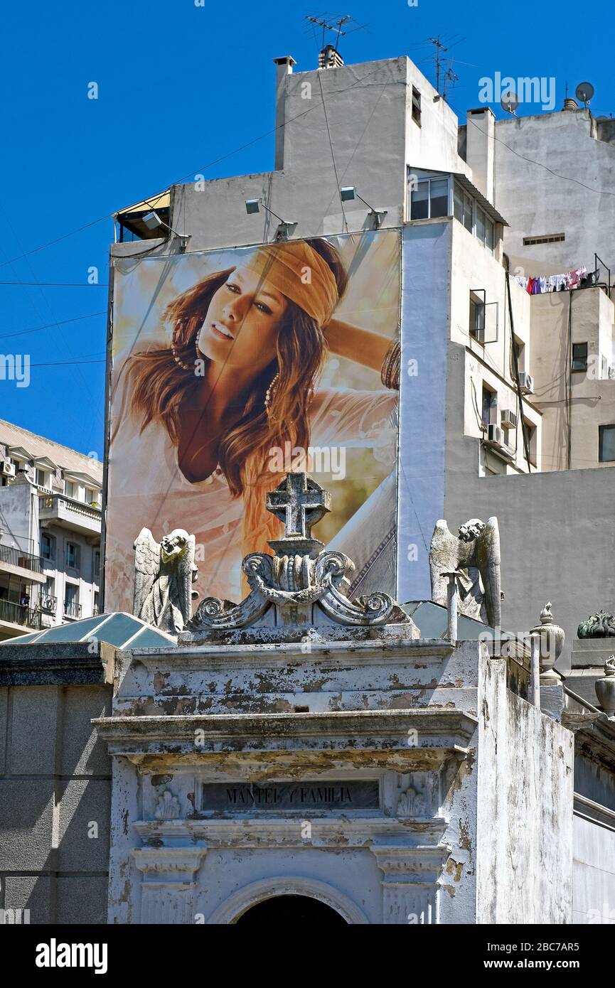 Buenos Aires/Argentina: Edificio residenziale con pittura murale adiacente allo storico Cimitero Recoleta Foto Stock