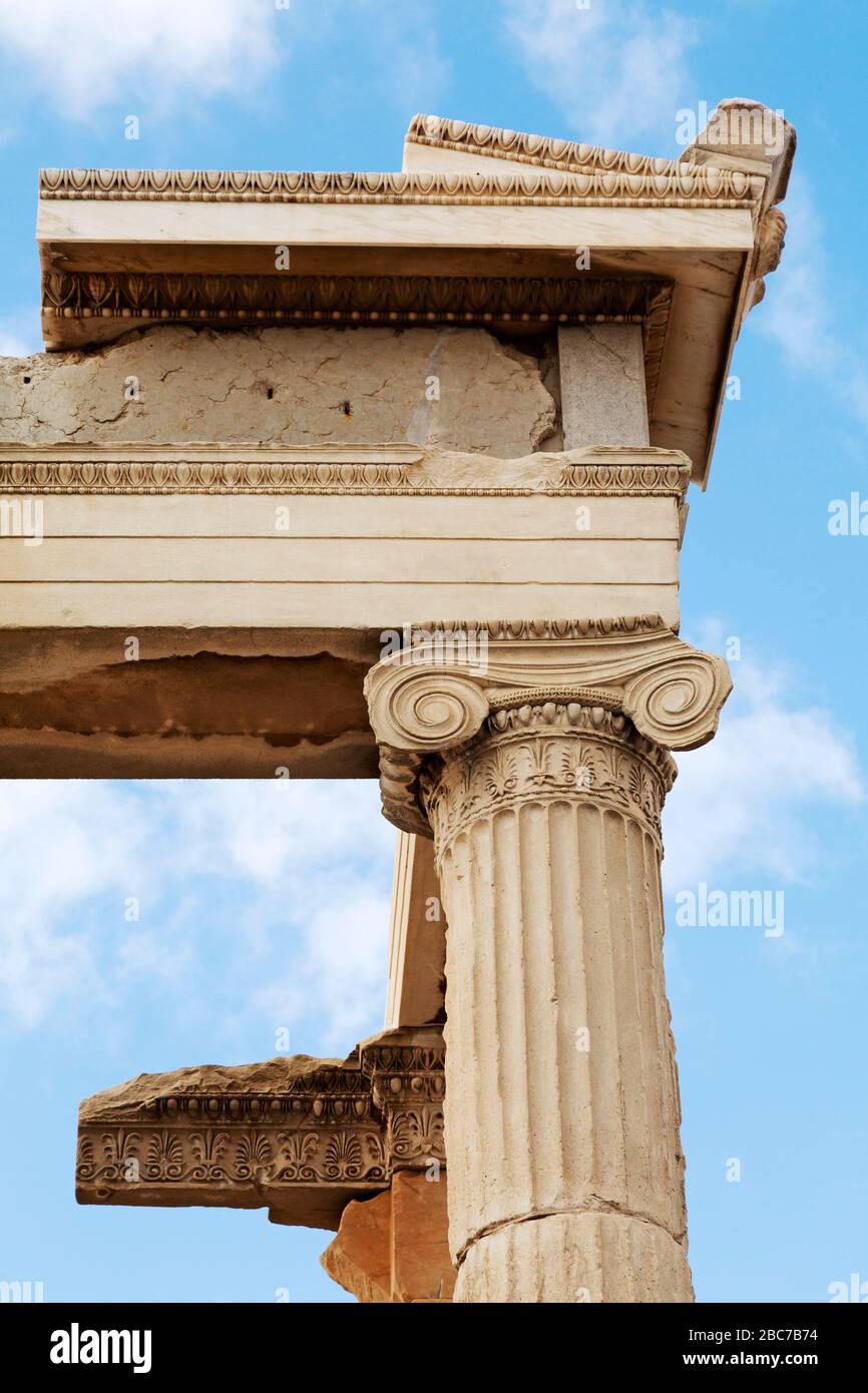 Particolare di una colonna ionica della Propylaea di Atene, Grecia. Fa parte dell'antica porta d'ingresso all'Acropoli ateniese. Foto Stock