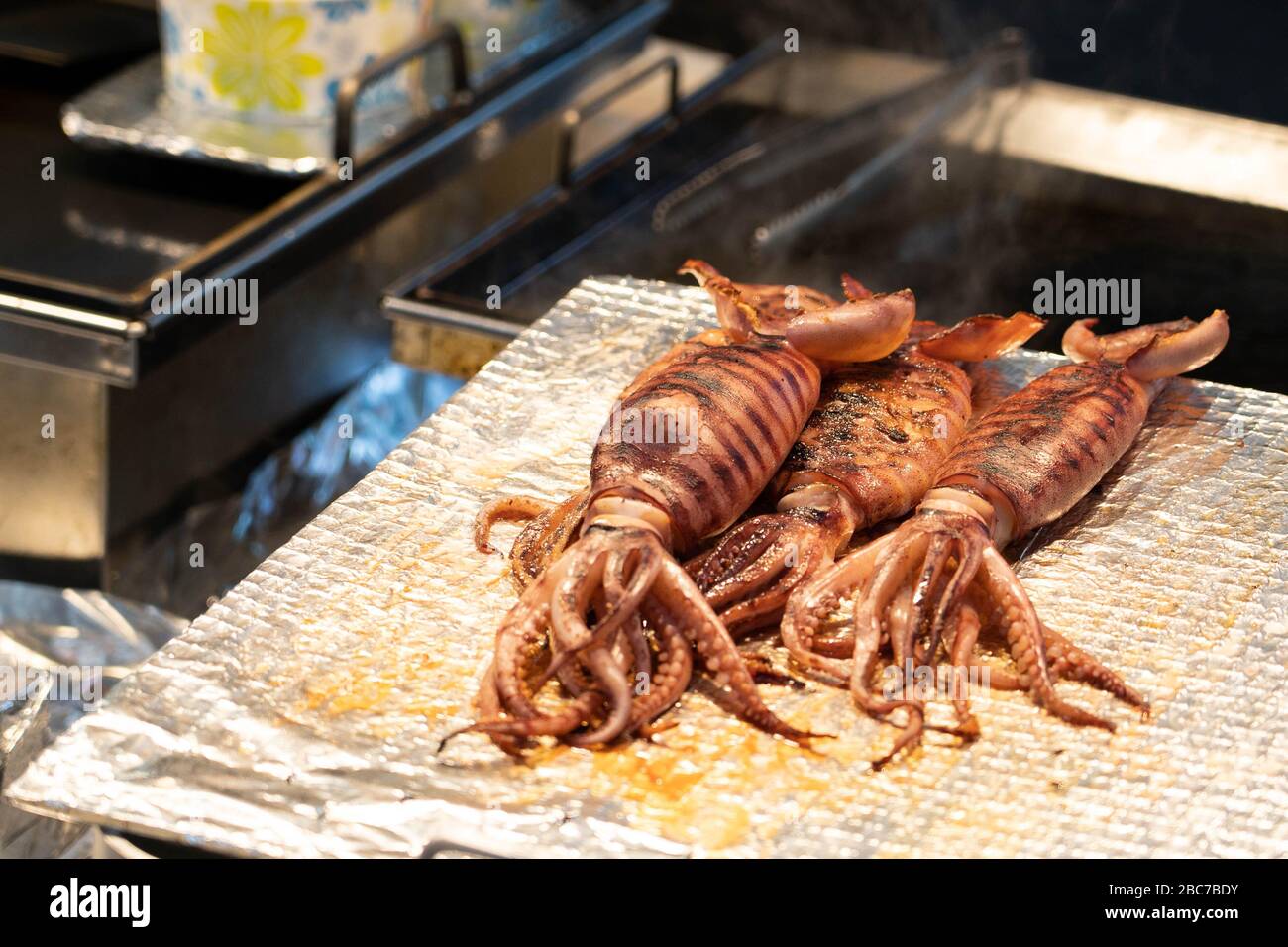 Calamari freschi cucinati su una padella. Cucina coreana di strada con calamari fritti a Myeongdong, Corea del Sud. Foto Stock