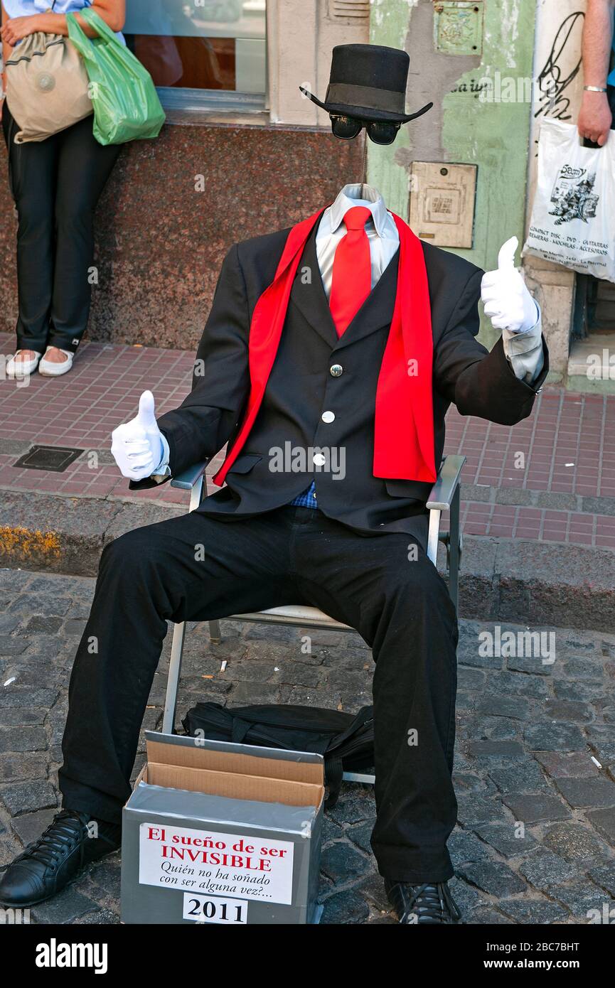 Buenos Aires/Argentina: L'uomo in bianco che esegue un uomo invisibile nel quartiere degli artisti di San Telmo Foto Stock