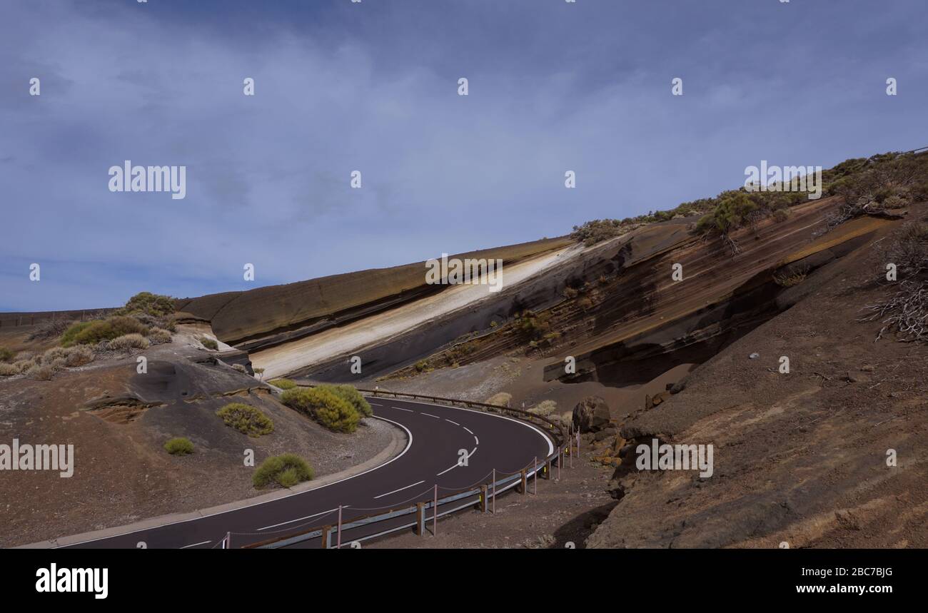 Vista panoramica della strada di montagna contro il cielo Foto Stock
