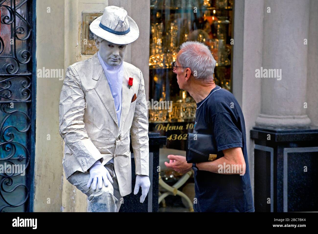 Buenos Aires/Argentina: L'uomo in bianco come statua vivente nel quartiere degli artisti di San Telmo Foto Stock