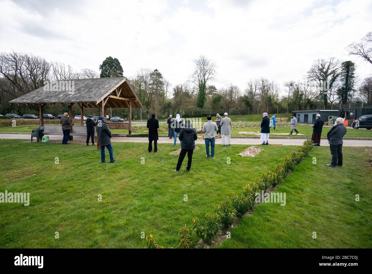 Durante una preghiera ai funerali nel terreno di sepoltura musulmano dei Giardini eterni, Chislehurst di Ismail Mohamed Abdulwahab, 13, di Brixton, a sud di Londra, morto da solo nel King’s College Hospital nelle prime ore di lunedì dopo aver testato il coronavirus. Foto Stock