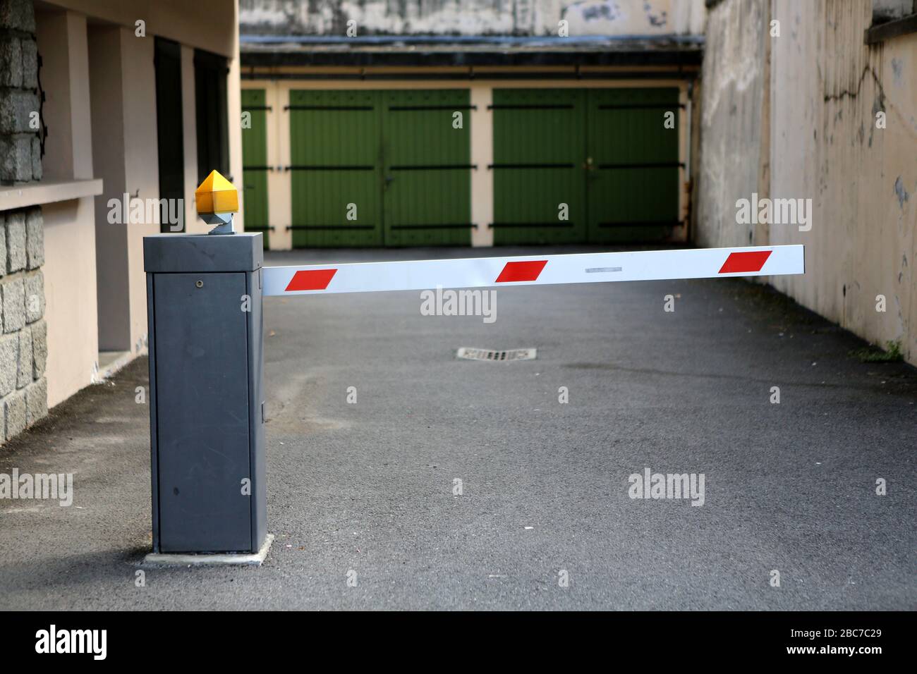 Barrière électrique interdisant l'entrée dans une résidence. Portes de garage. Saint-Gervais-les-Bains. Alta Savoia. Francia. Foto Stock