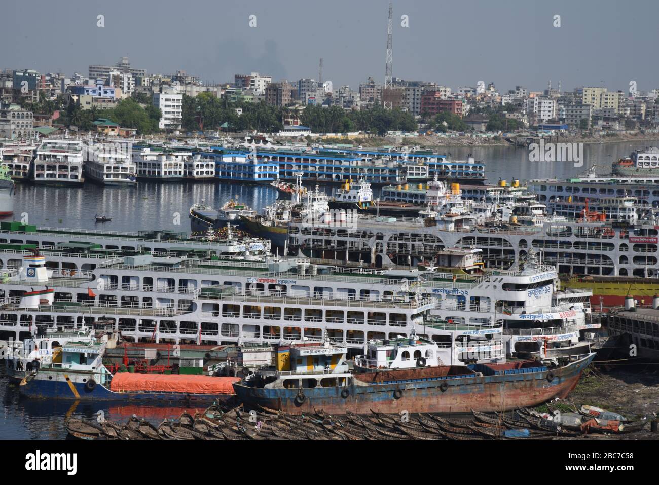 Le barche sono visti parchi sulla riva del fiume Buriganga seguendo l'ordine delle autorità di chiudere in mezzo alle preoccupazioni di pandemia di coronavirus a Dhaka, Bang Foto Stock