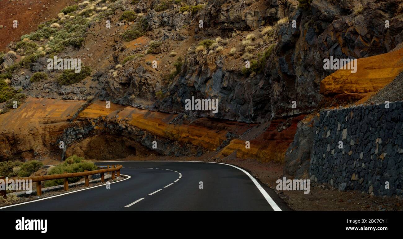 Strada che attraversa la montagna Foto Stock