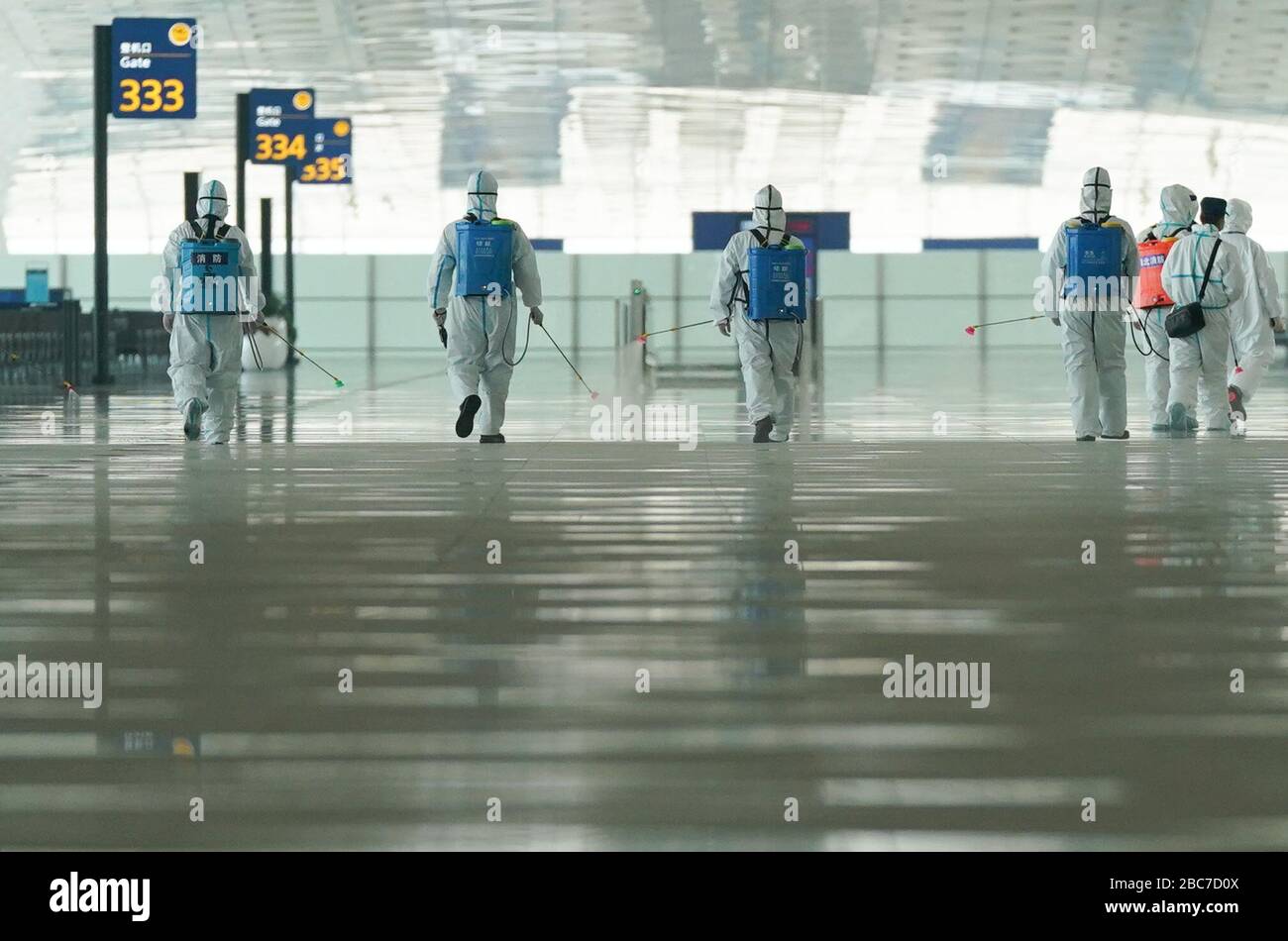 Wuhan, Cina. 03rd Apr, 2020. I vigili del fuoco effettuano la disinfezione all'aeroporto internazionale Wuhan Tianhe di Wuhan, nella provincia centrale cinese di Hubei, il 3 aprile 2020. Wuhan, la città cinese più colpita dal romanzo coronavirus focolaio, ha condotto la disinfezione Venerdì sul locale aeroporto come le operazioni riprenderanno presto l'8 aprile quando la città solleva le sue restrizioni di viaggio. Credito: Xinhua/Alamy Live News Foto Stock