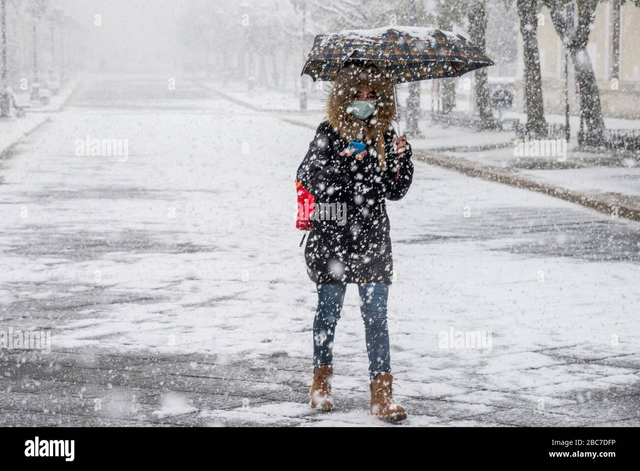 Campobasso,Regione Molise,Italia:UNA ragazza cammina sotto la neve durante i giorni di emergenza del coronavirus in Italia. Foto Stock