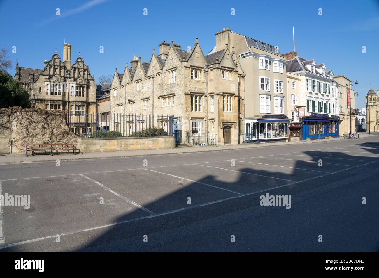 Oxford Broad Street Blackwells Bookshop e Trinity College abbandonati da tutti i turisti e gli acquirenti senza traffico durante il blocco del virus corona Foto Stock