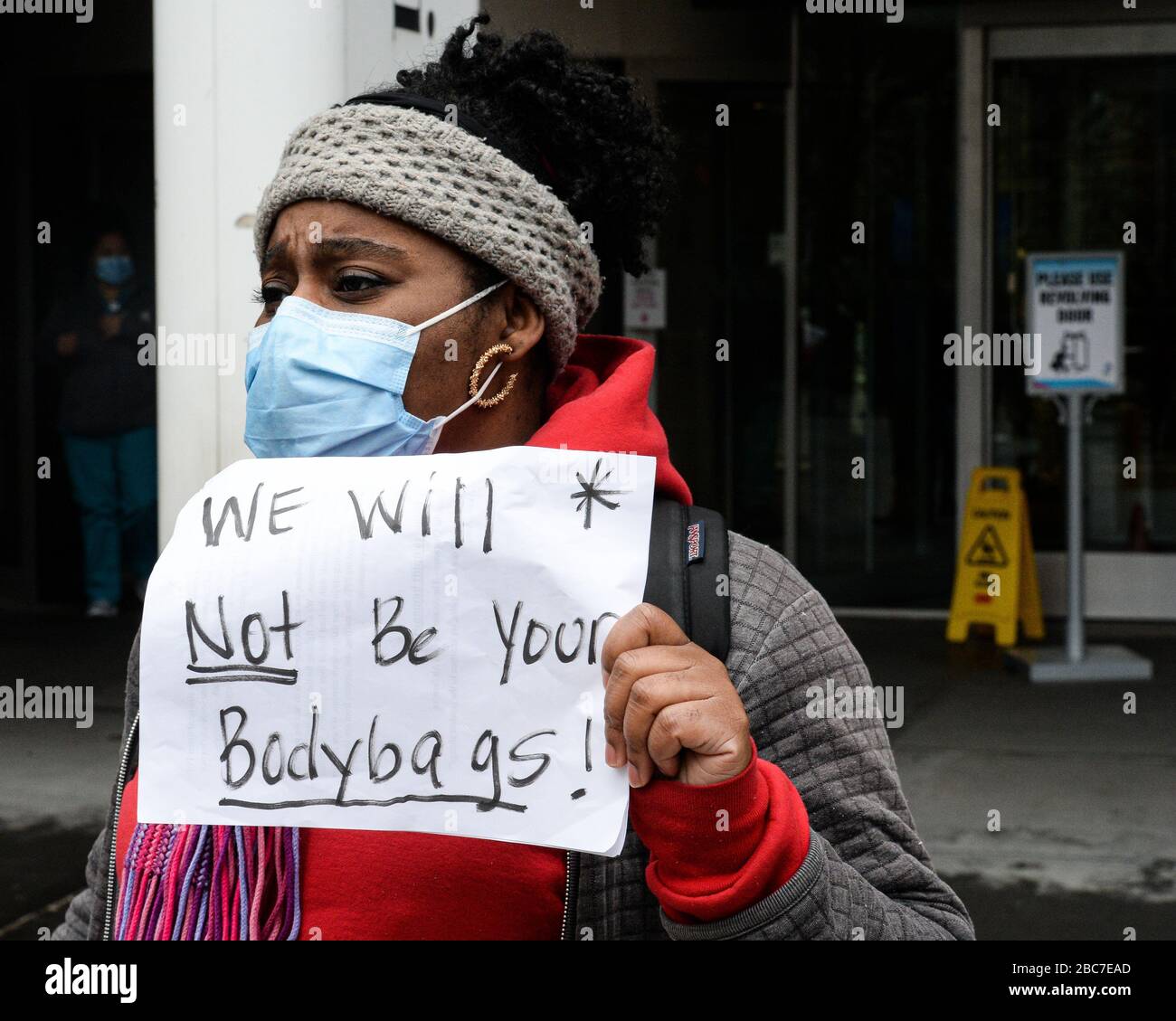 New York Manhattan, Stati Uniti. 3rd Apr, 2020. Infermieri che protestano di fronte all'ospedale. Il numero di persone infette a NYC è vicino ai 50.000, come 10.590 pazienti, richiesto ricovero ospedaliero e il numero di morti ha superato 1.500. 04/04/20 New York Manhattan Mount Sinai Hospital. Credito: Marcus Santos/ZUMA Wire/Alamy Live News Foto Stock