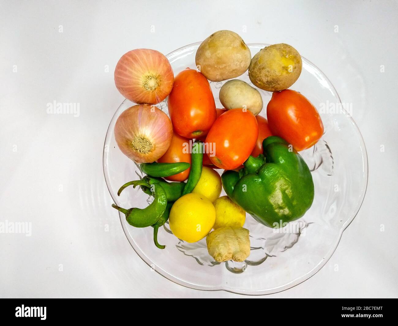 Ciotola di verdure fresche su sfondo bianco Foto Stock