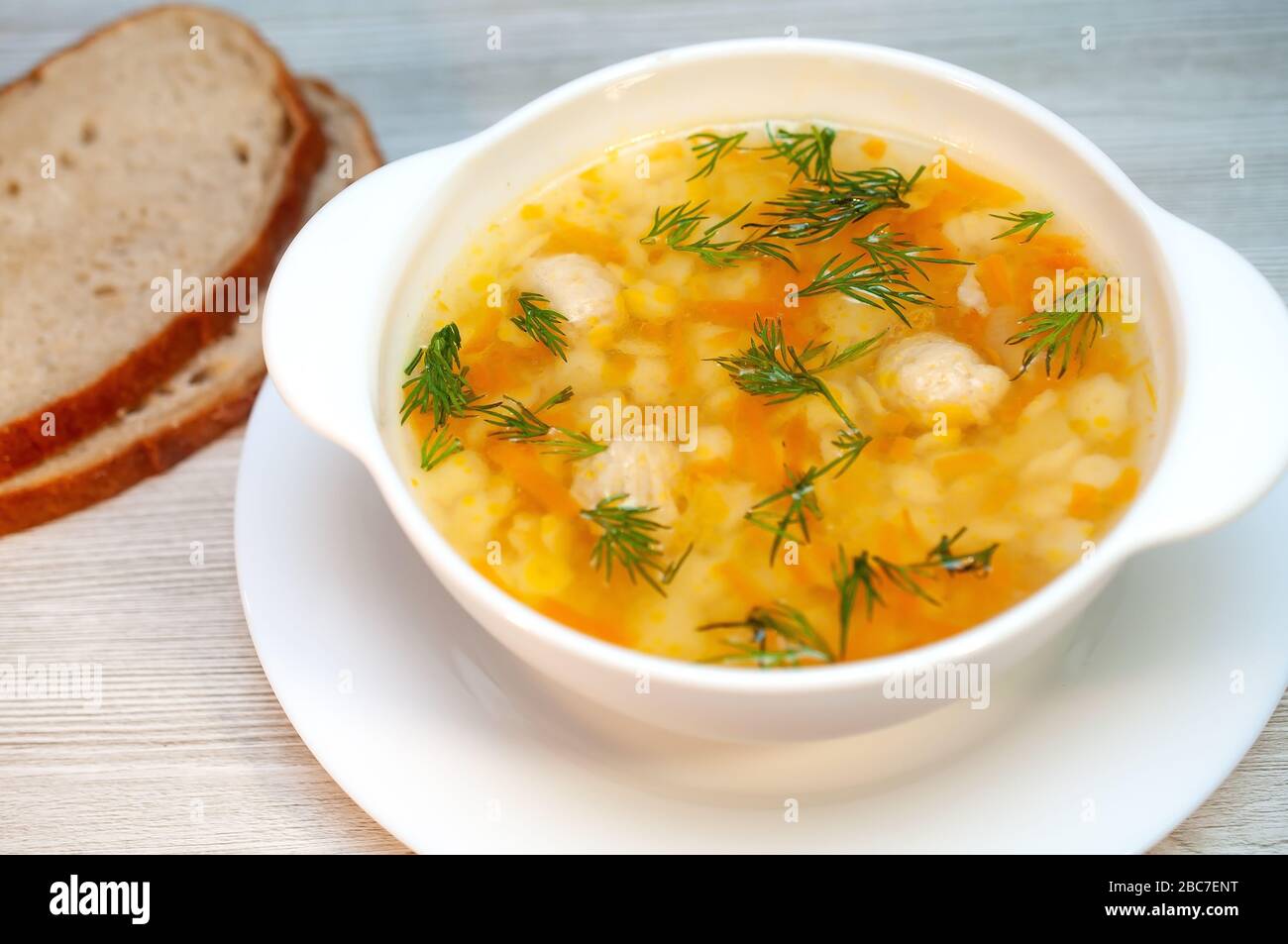 Zuppa di pollo con polpette e pasta sul tavolo Foto Stock