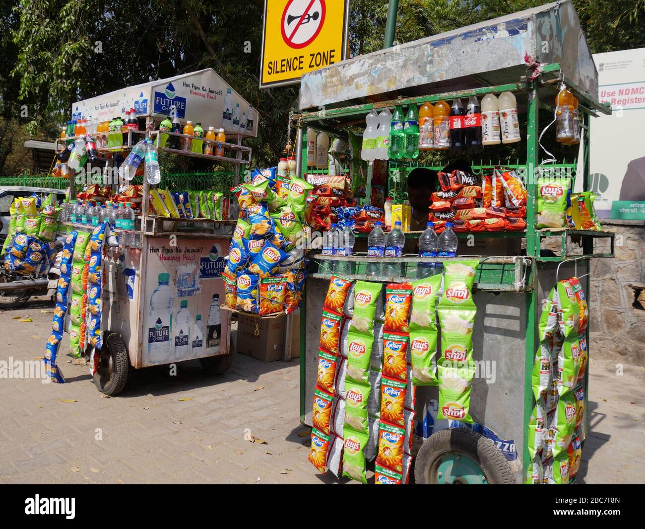 New Delhi, India - Marzo 2018: Piccoli foodcart ripieni di spuntini e bevande parcheggiati fuori del Lodi Garden Park a Nuova Delhi. Foto Stock