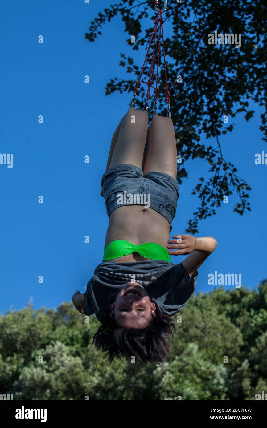 body piercing appeso al lago Foto Stock