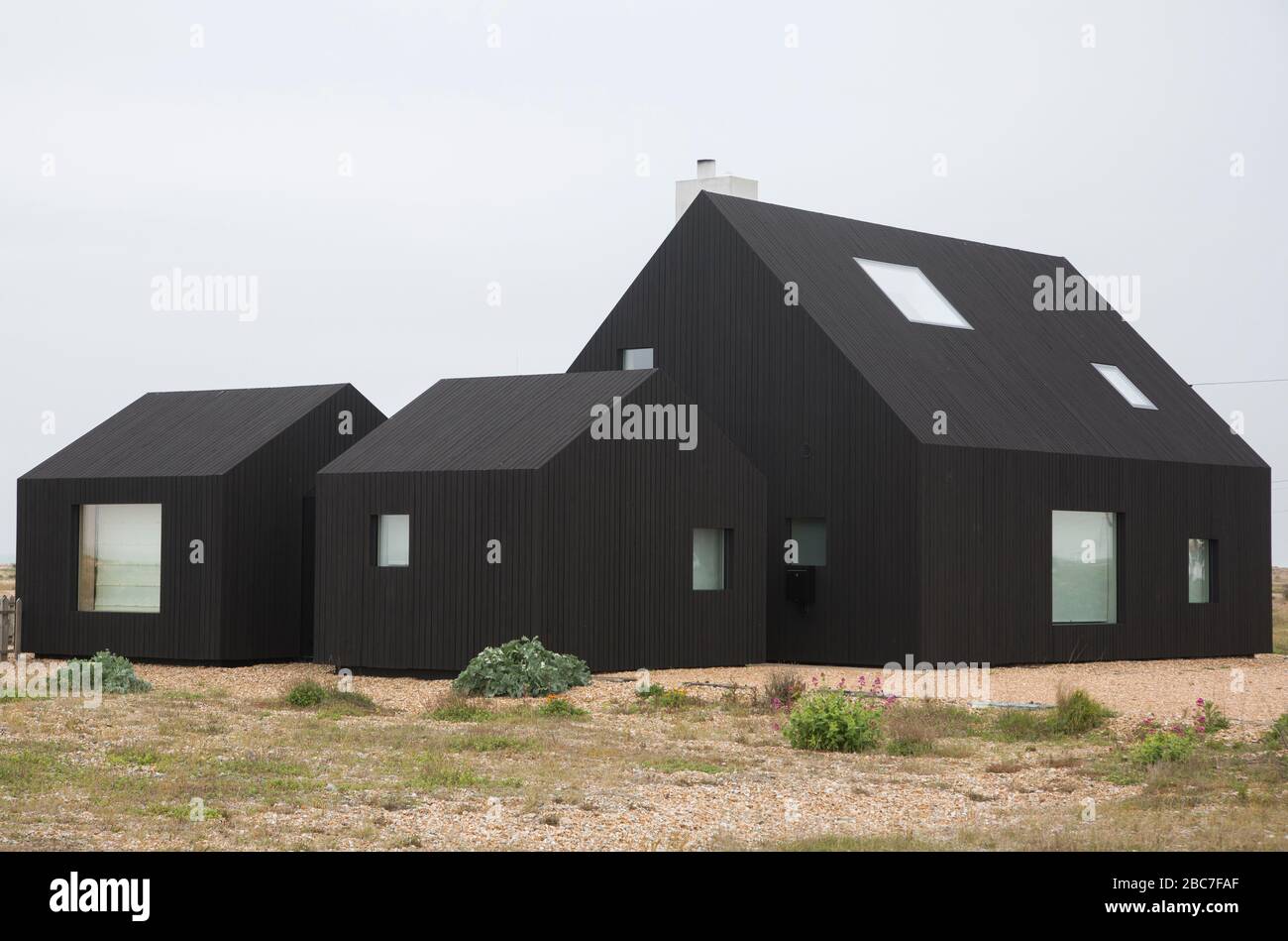 North VAT, Rodić Davidson Architects progettato nero casa in legno colorato costruito a Dungeness, Kent. Foto Stock