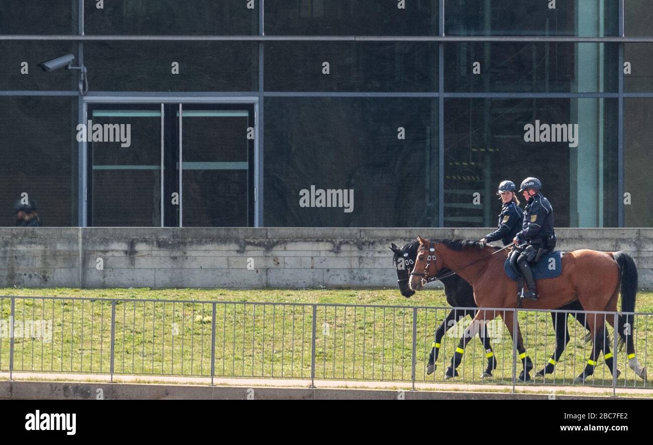 Dresda, Germania. 03rd Apr, 2020. Polizia a cavallo pattugliano le rive dell'Elba dietro il Centro Congressi Internazionale (ICC). Per rallentare la diffusione del coronavirus, il governo federale ha ulteriormente limitato gravemente la vita pubblica. Il nuovo coronavirus viene trasmesso principalmente mediante infezione da goccioline. Credito: Robert Michael/dpa-Zentralbild/dpa/Alamy Live News Foto Stock