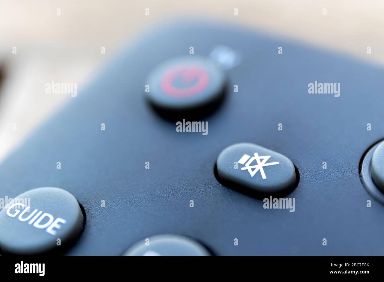 Primo piano di un tasto MUTE sul telecomando di un sistema surround, di un  lettore DVD o blu-ray o di un telecomando del televisore. Viene utilizzato  per st Foto stock - Alamy