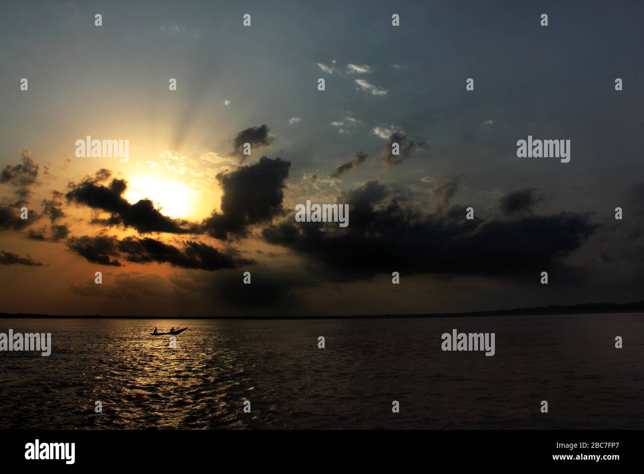 Vista del tramonto sul fiume Padma. Bangladesh. Foto Stock